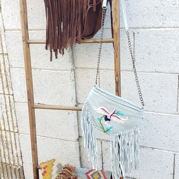 Raj Bag‎ Embroidered Chain

V Messenger
. - Picture 5 of 13